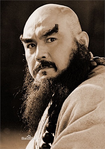 Vai diễn Hoa Hòa Thượng Lỗ Trí Thâm của Thủy Hử phiên bản 1998 do nam diễn viên Tàng Kim Sinh thủ vai.