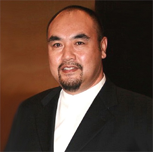 Tàng Kim Sinh sinh năm 1959 tại Thiên Tân, Trung Quốc.