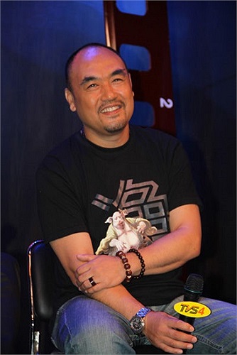 Anh tốt nghiệp Học viện Điện ảnh Bắc Kinh năm 1986.