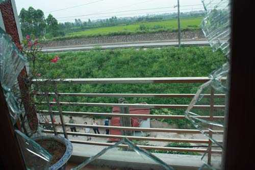 Lốc xoáy thổi bay hàng chục nóc nhà Hà Nội