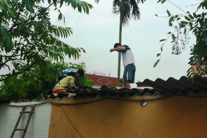 Lốc xoáy thổi bay hàng chục nóc nhà Hà Nội