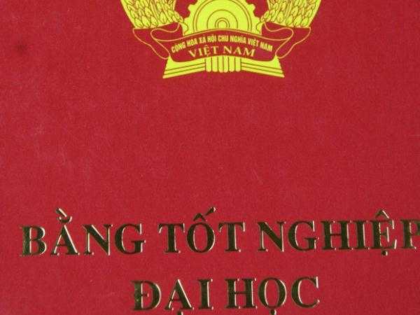 Hơn 20.000 bằng đại học cũng sai quốc huy