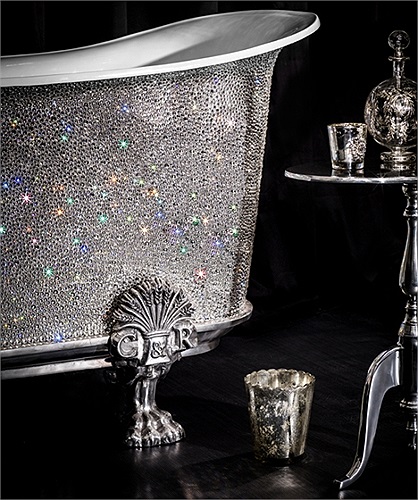 Đây là sản phẩm của Catchpole & Rye với tên gọi 'Crystal Bateau'. Pha lê được dùng là của hãng Swarovski nổi tiếng về độ sáng