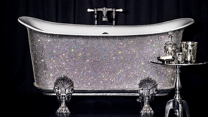 Mặt ngoài bồn tắm được gắn khoảng 22000 tinh thể pha lê