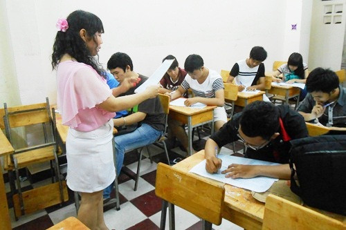 Cô giáo Quỳnh Trâm hướng dẫn học trò của mình các bước làm hồ sơ nhập học.