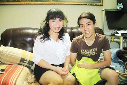 Niềm vui của Nguyễn Tuấn Hào và cô giáo Quỳnh Trâm khi biết điểm thi.