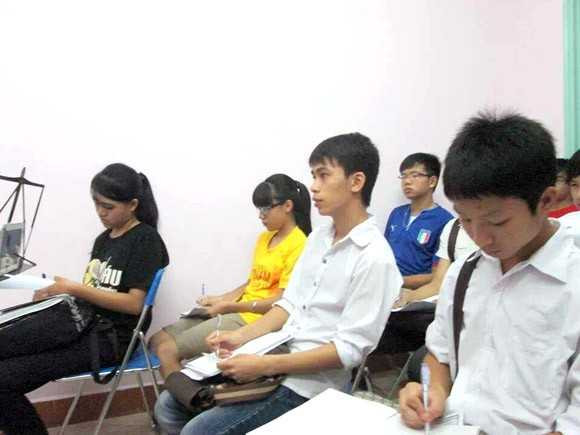 Dù học trong 1 phòng học nhỏ không có bàn, nhưng các bạn học sinh rất hào hứng.