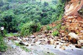 sạt lở đất trong mưa lũ.