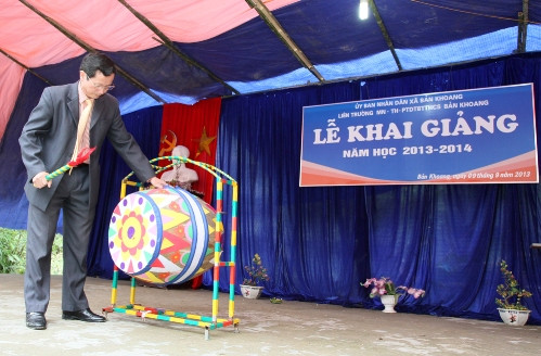 Học sinh tiểu học Bản Khoang háo hức trong lễ khai giảng sáng nay 9/9 (Ảnh : Mai Xuân Tùng) 