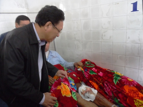 Bộ trưởng Phạm Vũ Luận xem vết thương trên người thầy giáo Hà Thanh Sơn