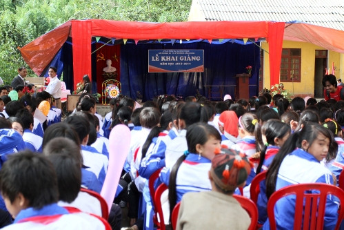 Học sinh tiểu học Bản Khoang háo hức trong lễ khai giảng sáng nay 9/9 (Ảnh : Mai Xuân Tùng) 