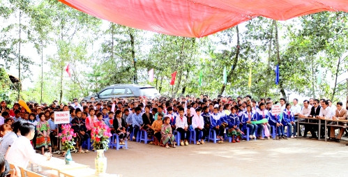 Học sinh tiểu học Bản Khoang háo hức trong lễ khai giảng sáng nay 9/9 (Ảnh : Mai Xuân Tùng) 