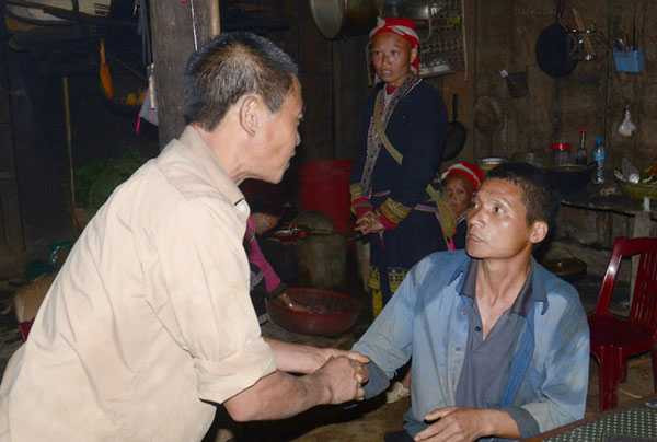  Người dân chia sẻ mất mát với anh Chảo Duần Chỉn.