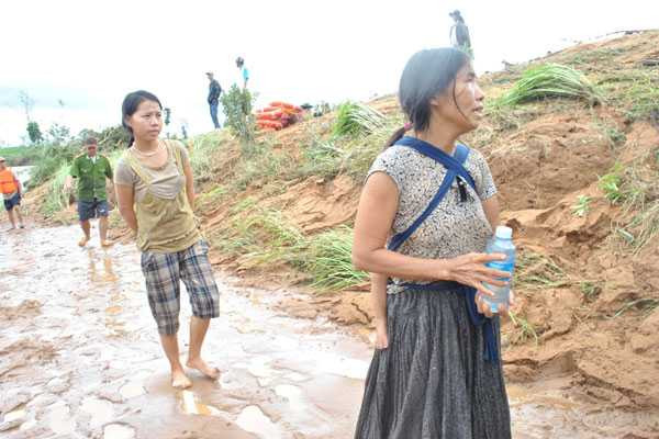 Sau khi thoát chết, bà Pằng đau đớn vì mất chồng và hai con gái. 