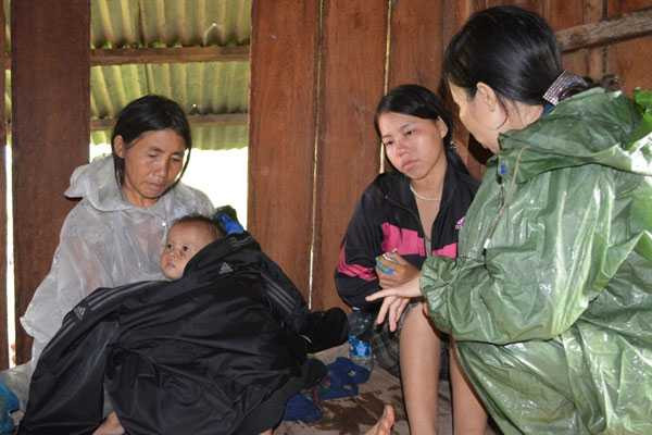 Ba mẹ con bà Pằng (từ trái sang) may mắn thoát chết trong lũ dữ. Ảnh: Đặng Trung Kiên
