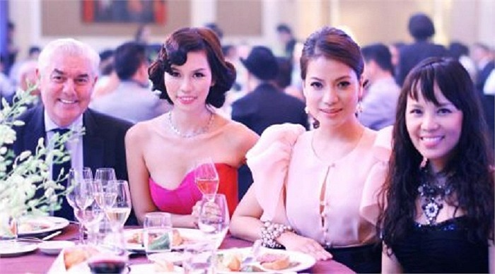 Siêu mẫu Hà Anh để kiểu tóc và cách trang điểm khá già dặn so với tuổi.