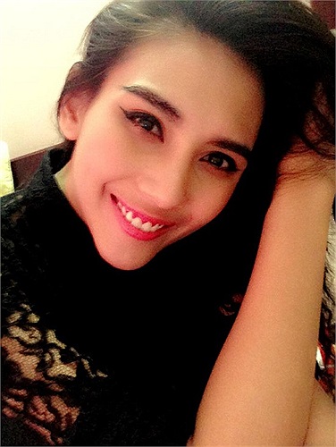 Võ Hoàng Yến bị chê gầy tơi tả nhưng có vẻ như siêu mẫu không lấy thế làm buồn.