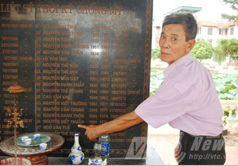 "Liệt sỹ" Thuấn bên tấm bia Liệt sỹ có khắc tên mình.