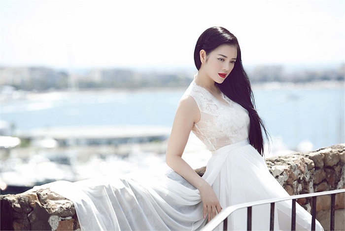 Trong khung cảnh bến du thuyền sang trọng của nước Pháp, Lý Nhã Kỳ đã có dip khoe dáng yêu kiều với vẻ đẹp tinh khôi trong bộ đầm trắng của nhà thiết kế Lê Thanh Hòa. 