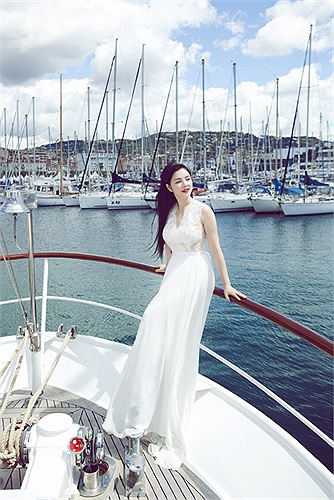 Khung cảnh thơ mộng cùng ánh nắng chan hòa của đất nước xinh đẹp này đã góp phần giúp hình ảnh Lý Nhã Kỳ tỏa nắng hơn. 