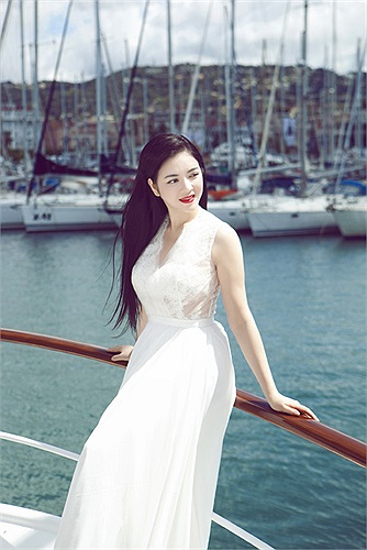 Trong những bộ đồ hiệu đẳng cấp, Lý Nhã Kỳ cho thấy vẻ đẹp quý phái sang trọng, thì với một bộ đầm của NTK Việt, cựu Đại sứ Du lịch lại cho thấy một góc nhìn rất tinh khôi. 