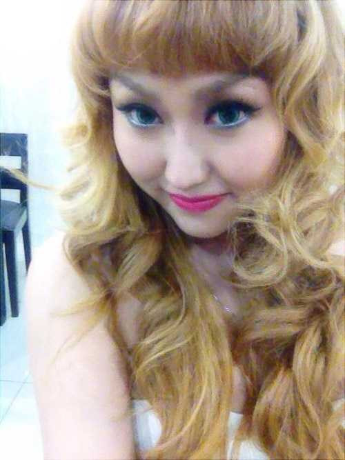 Phi Thanh Vân khoe da trắng tóc vàng