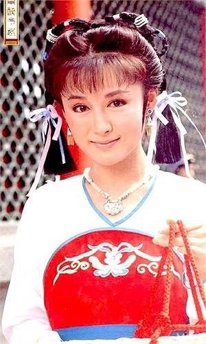 Ở tuổi U70, Phan Nghinh Tử vẫn tự tin với nhan sắc của mình và không ngần ngại diện những bộ cánh trẻ trung.