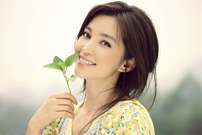 Cô nằm trong top những mỹ nhân thế hệ 7X xinh đẹp nhất của điện ảnh Hoa ngữ.