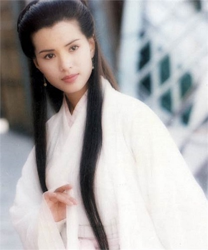 Lý Nhược Đồng sinh năm 1973, là con thứ bảy trong một gia đình 10 người con. 