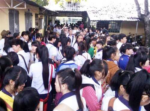 Học sinh Trường THPT Hà Huy Giáp xôn xao trước giờ tổng kiểm tra trang phục vào sáng 13/8. 