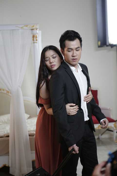 Lệ Quyên tình tứ với Hồ Trung Dũng