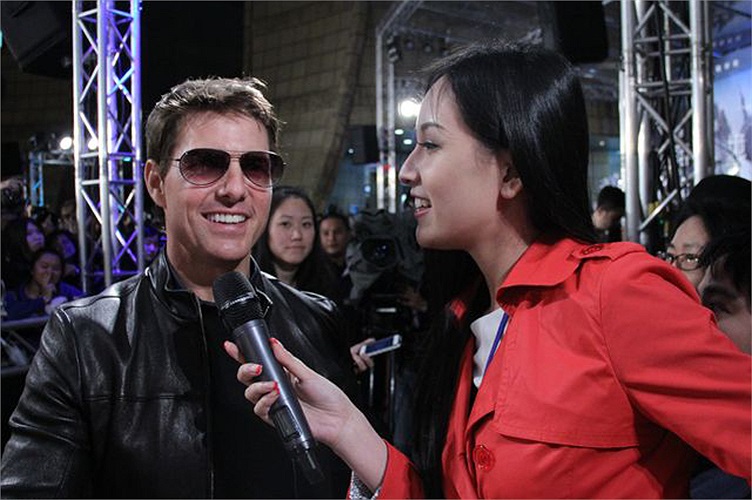 Hoa hậu đã có buổi trò chuyện ngắn với toàn bộ đoàn làm phim. Cô phỏng vấn Tom Cruise và chụp ảnh cùng người đàn ông đẹp trai nhất hành tinh này