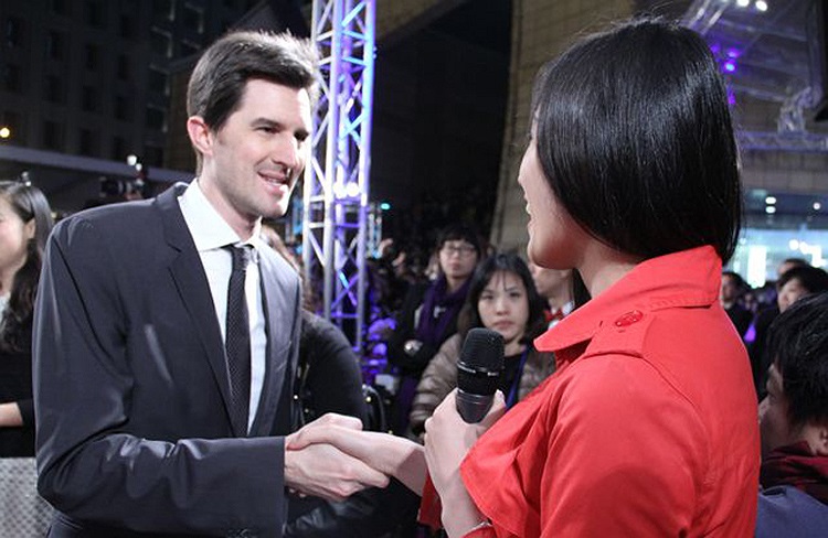 Hoa hậu cũng gặp gỡ, phỏng vấn và chụp hình cùng đạo diễn Joseph Kosinski.