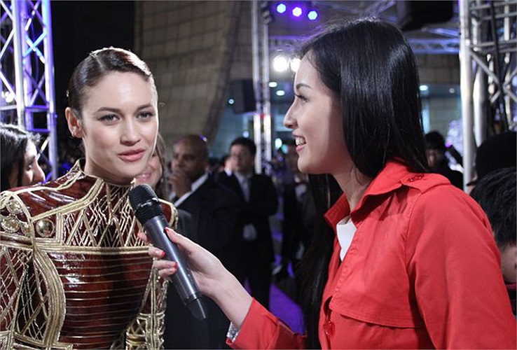 Tại đây, Hoa hậu còn gặp gỡ diễn viên Olga Kurylenko.