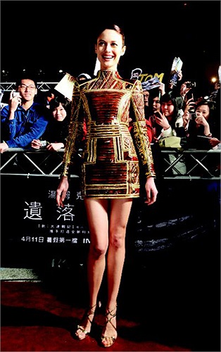 Mời độc giả xem thêm ảnh Tom Cruise, đạo diễn Joseph Kosinski, diễn viên Olga Kurylenko được fan chào mừng ở Đài Loan: