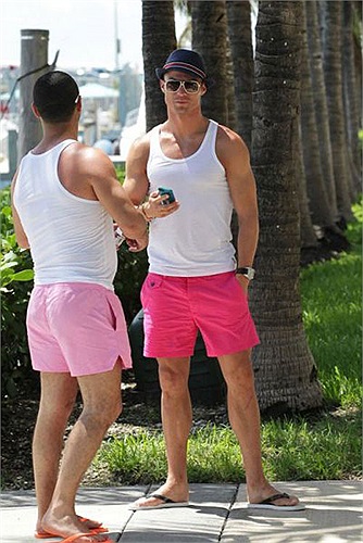 Ronaldo đang đi nghỉ tại Miami. Nhưng thay vì đi cùng Irina Shayk, anh xuất hiện cùng nhóm bạn thân thiết