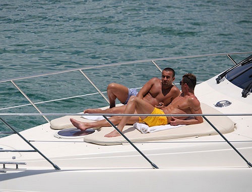 CR7 nằm tắm nắng trên du thuyền bên cạnh một người đàn ông vạm vỡ