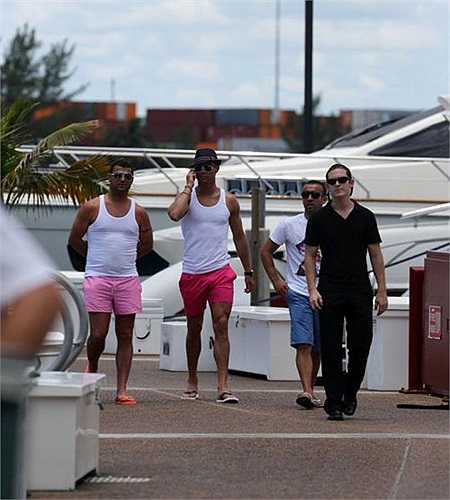 Không ngại ngần mặc quần hồng dạo phố