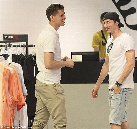 Szczesny về quê shopping