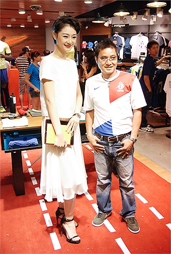 Cựu danh thủ Hồng Sơn và Trà My Next Top Model xuất hiện ở buổi khai trương một thương hiệu thời trang thể thao nổi tiếng