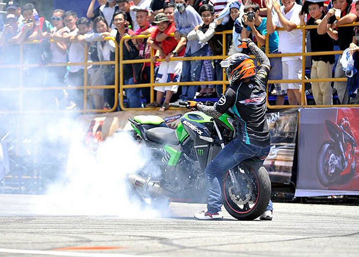 Các tay đua đến từ Thái Lan, Malaysia và Trung Quốc cùng nhau biểu diễn những kỹ thuật stunt, bốc đâu, bốc đuôi xe tại Công viên Hồ Bán Nguyệt, ở Phú Mỹ Hưng, Q7, TP.HCM ngày hôm qua 25/8. Ảnh Hoàng Trần 