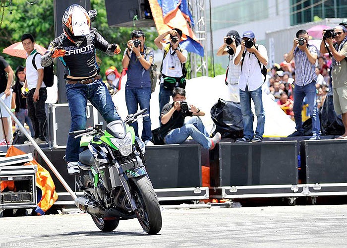 Màn trình diễn gay cấn trong tiếng nhạc sôi động khiến khán giả vô cùng thích thú. Ảnh Hoàng Trần