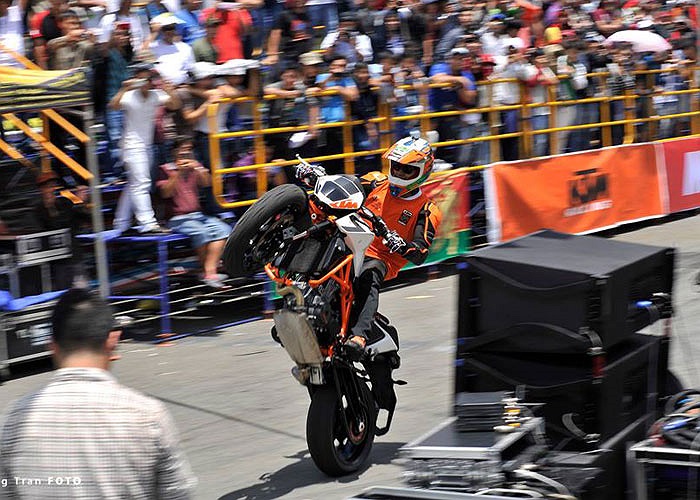 Chiếc KTM gần như dựng đứng dưới sự điều khiển khéo léo của tay đua. Ảnh Hoàng Trần