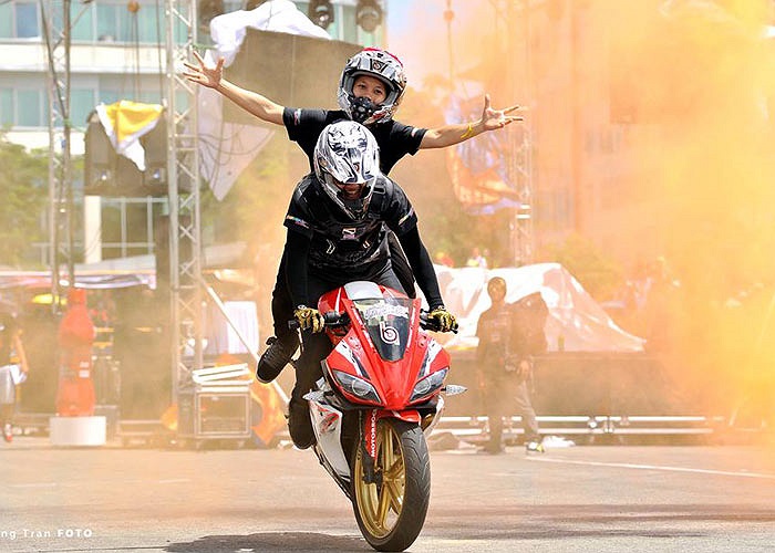 Màn biểu diễn đôi của tay đua người Thái Lan và bạn gái. Ảnh Hoàng Trần