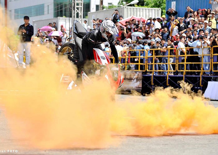 Đốt lốp xe trong làn khói vàng ấn tượng. Ảnh Hoàng Trần