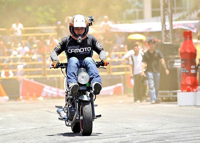 Người xem đông đúc chăm chú xem biểu diễn bất chấp cái nắng như đổ lửa. Ảnh Hoàng Trần 