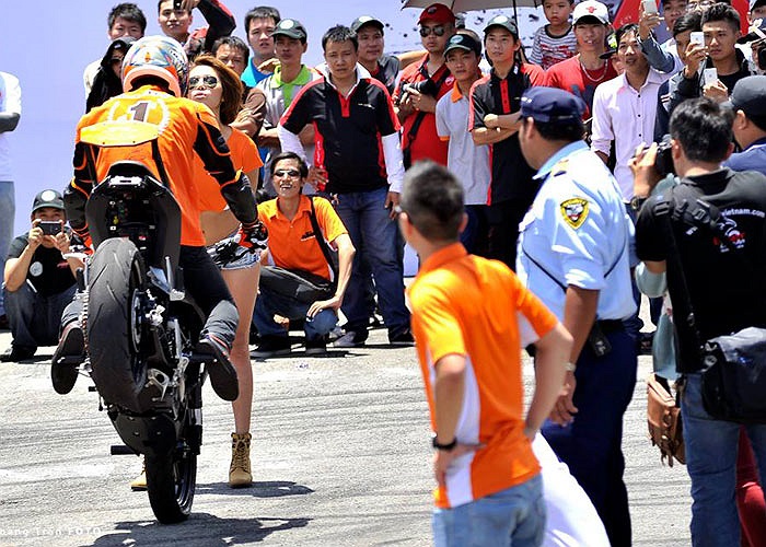 Màn hôn nhau kịch tính giữa một tay đua và bạn gái. Ảnh Hoàng Trần