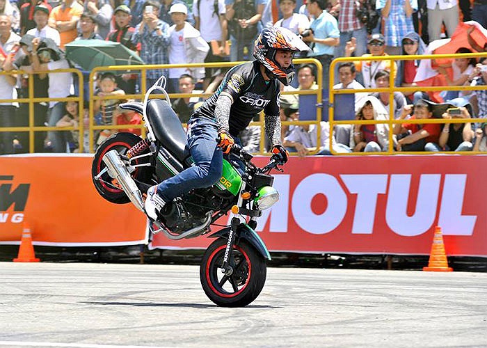 Chiếc môtô tí hon Mini CDR cũng được bốc đuôi 1 cách ngoạn mục. Ảnh Hoàng Trần