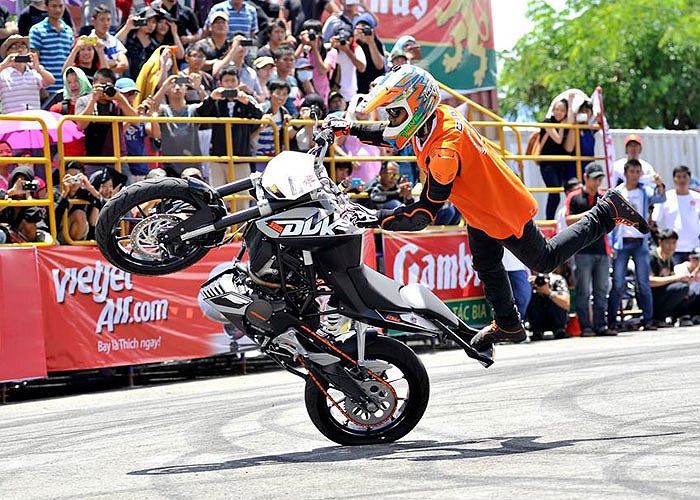 Màn diễn mạo hiểm với môtô mang thương hiệu KTM. Ảnh Hoàng Trần