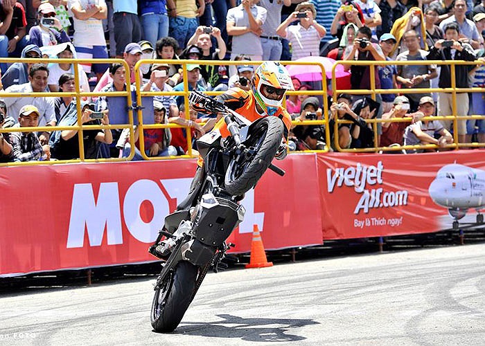 Bốc đấu xe và di chuyển chỉ bằng một bánh. Ảnh Hoàng Trần